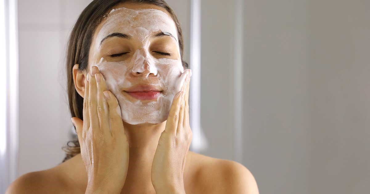 Làm sạch và lau khô da trước khi sử dụng miếng dán mụn giúp miếng dán bám tốt hơn