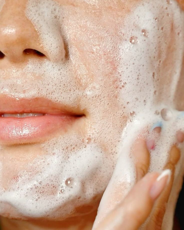 Làm sạch da đúng cách sau khi dùng kem chống nắng giúp ngăn ngừa mụn ẩn