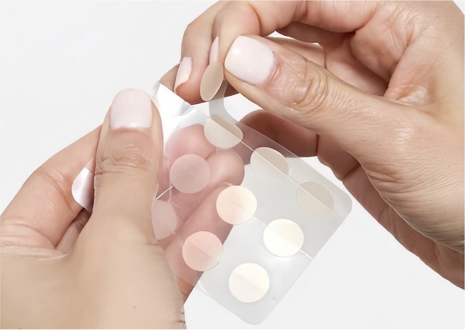 Miếng dán mụn hydrocolloid giúp hút dịch và bảo vệ nốt mụn khỏi tác động bên ngoài