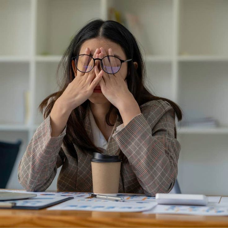 Stress kéo dài và ăn uống thất thường khiến mụn dễ bùng phát và khó kiểm soát