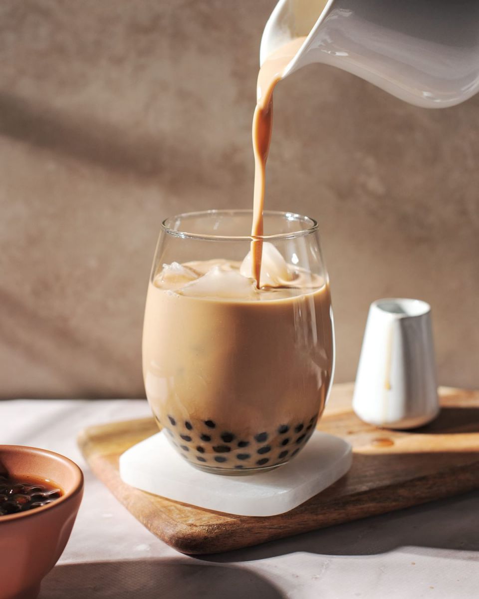 Trà sữa và thực phẩm nhiều đường có thể ảnh hưởng đến làn da dễ nổi mụn