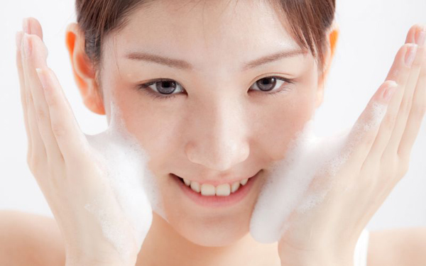 Sữa rửa mặt dạng bọt là bí quyết làm sạch da của hầu hết phụ nữ Nhật Bản