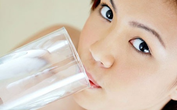 Uống nước đầy đủ giúp da sạch mụn hơn