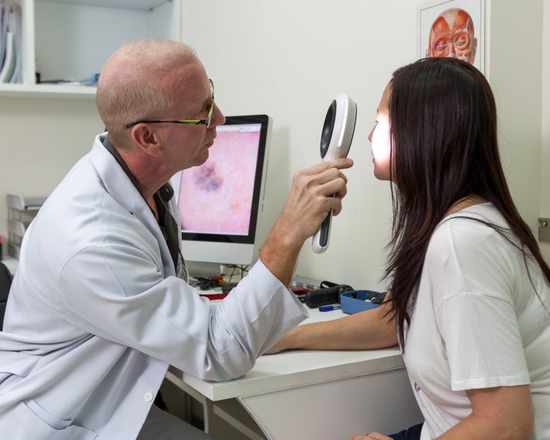 Thăm khám da liễu giúp xác định nguyên nhân gây mụn và xây dựng phác đồ điều trị phù hợp với từng làn da