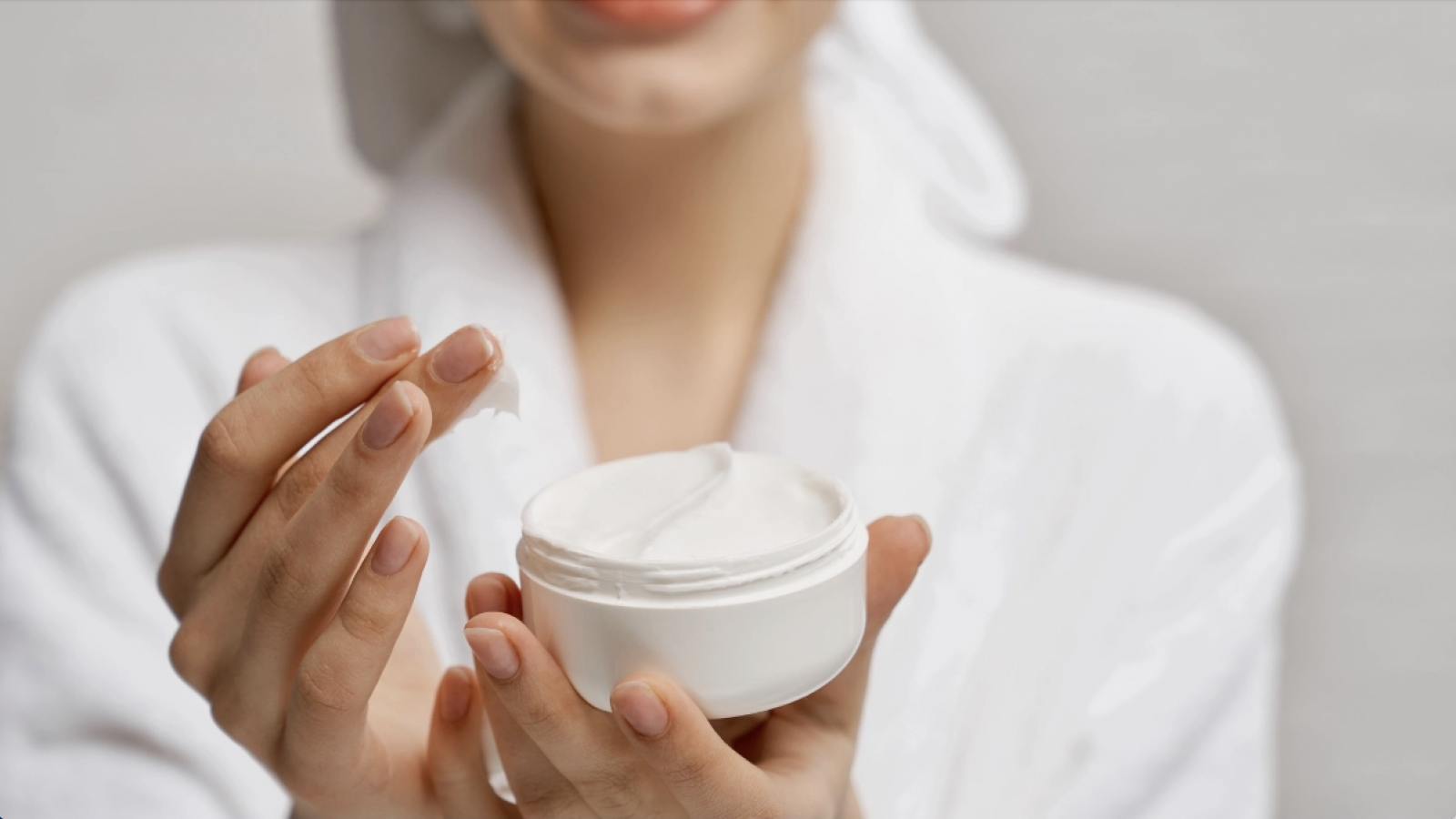 Dưỡng ẩm và chống nắng đều đặn giúp hạn chế lão hóa da sớm