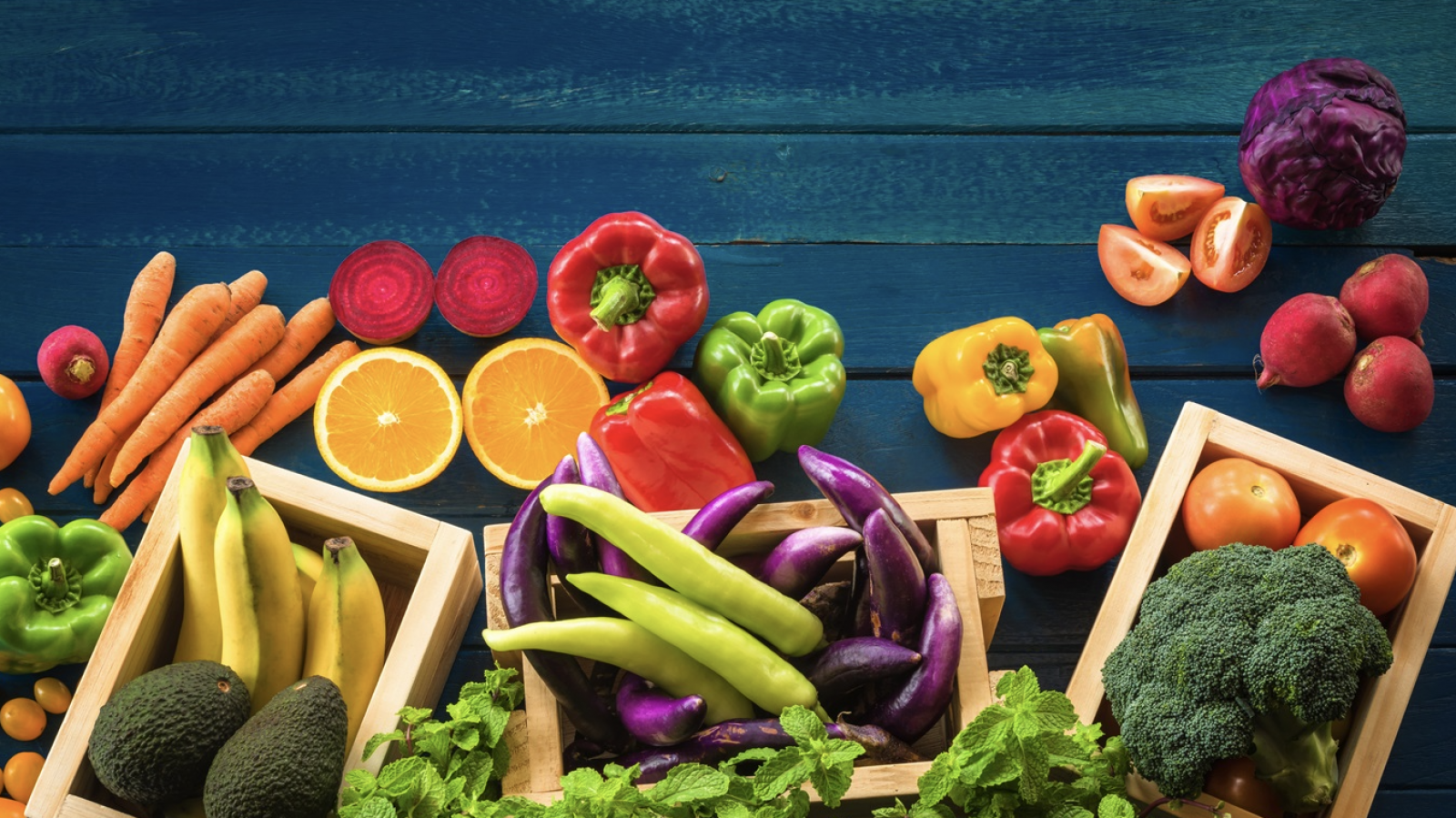 Rau củ quả đa dạng màu sắc cung cấp vitamin và chất chống oxy hóa có lợi cho làn da